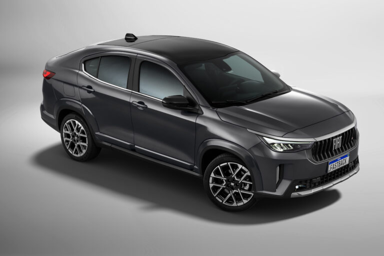 Fiat Fastback ganha Teto solar panorâmico