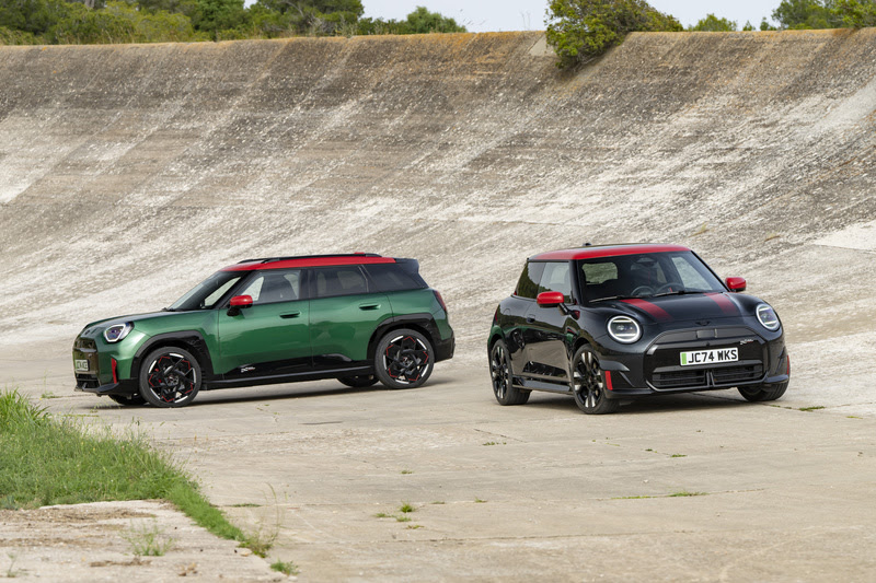 MINI lança no Brasil os primeiros modelos 100% elétricos com assinatura John Cooper Works